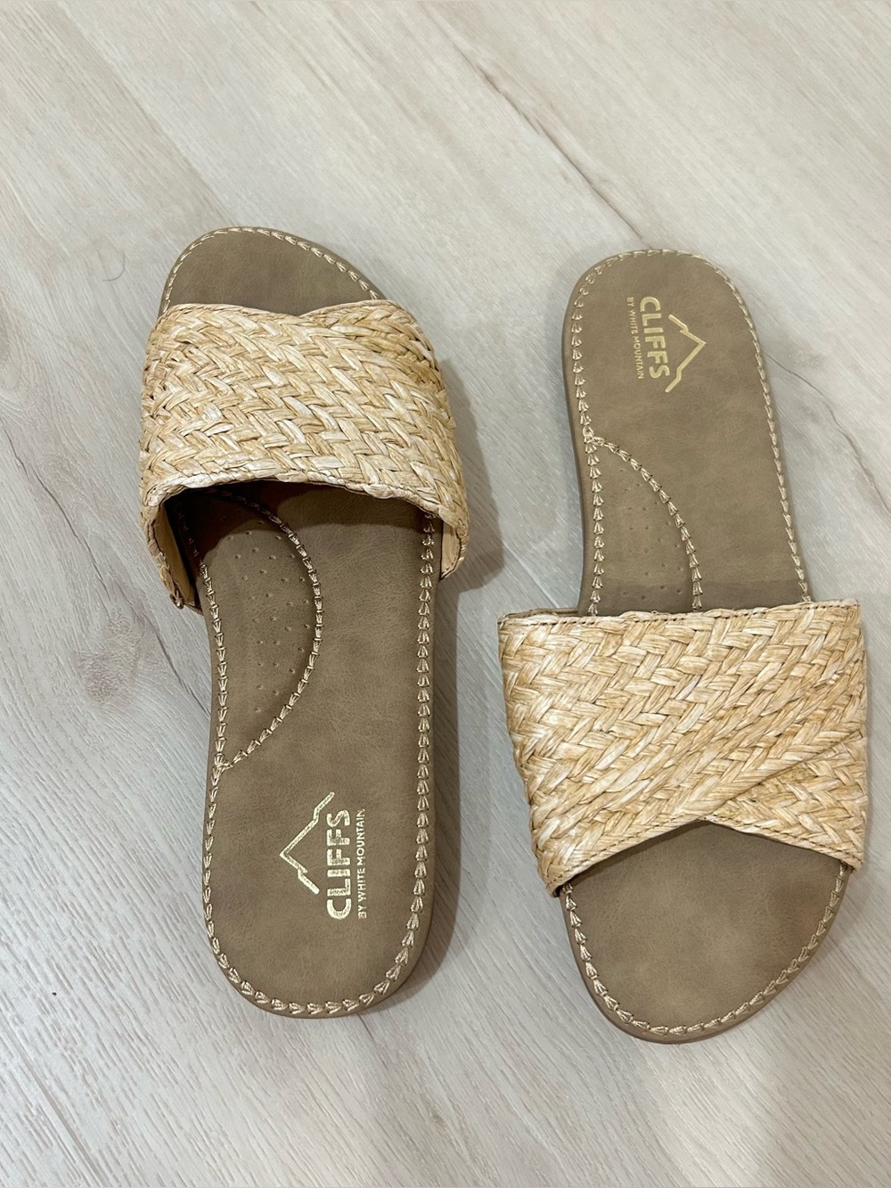New Cliffs Womenβs Tan Sandal (9.5)